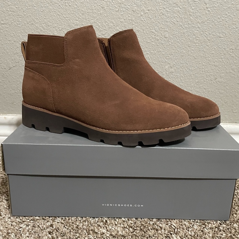 NIB Brown Vionic Brionie